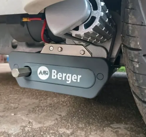 Berger Mover am Rahmen eines Wohnwagens