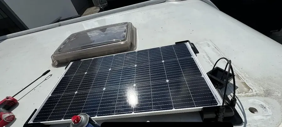 Frisch montiertes Solarmodul auf dem Dach eines Wohnwagens